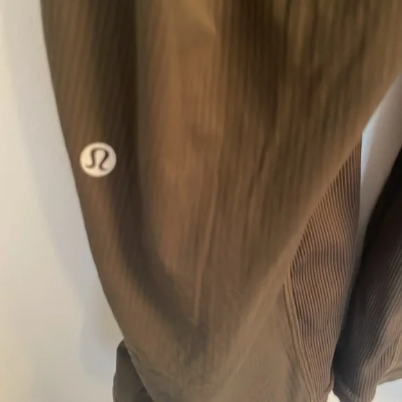 Lulu lemon cropped dance studio pants in Army Green Color EUC size 10 - Picture 6 of 7